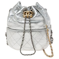 Chanel Silberne gesteppte Ledertasche Gabrielle Bucket Bag