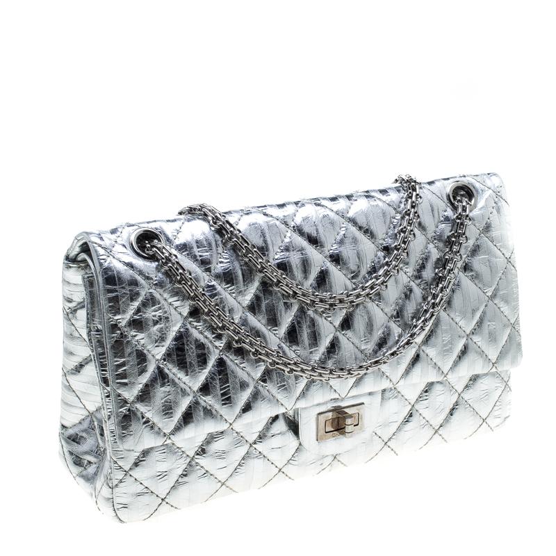 Chanel Silver Quilted Leather Striped Reissue 2.55 Classic 226 Flap Bag im Zustand „Hervorragend“ in Dubai, Al Qouz 2