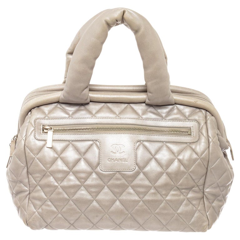 Chanel Silberne gesteppte Coco Cocoon-Schalentasche aus Nylon im Angebot  bei 1stDibs