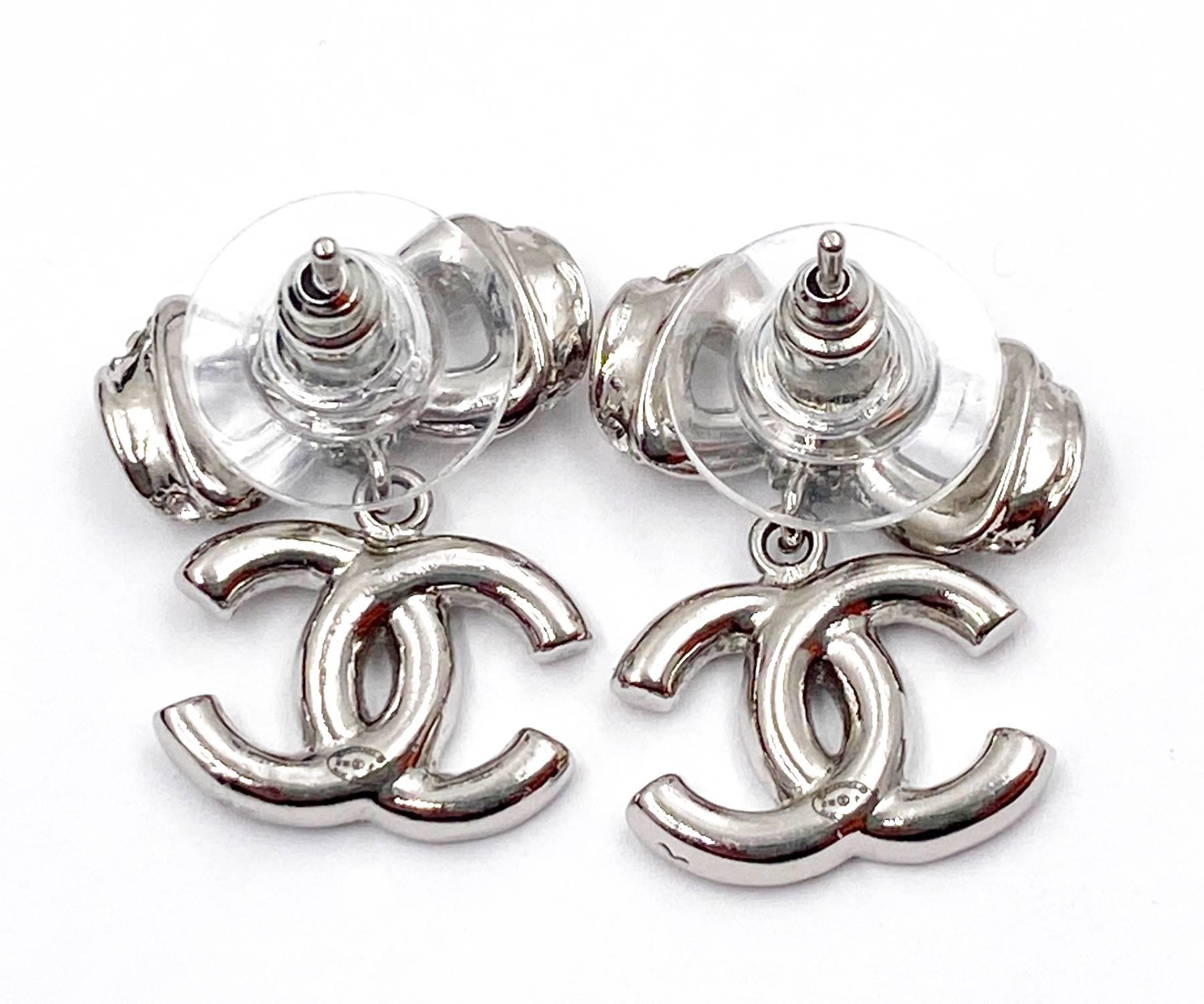 Chanel Silberne Schleife CC baumelnder Kristall-Piercing-Ohrring Damen im Angebot