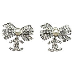 Chanel Silberband Reihe CC Kristall-Ohrringe mit durchbohrten Bändern