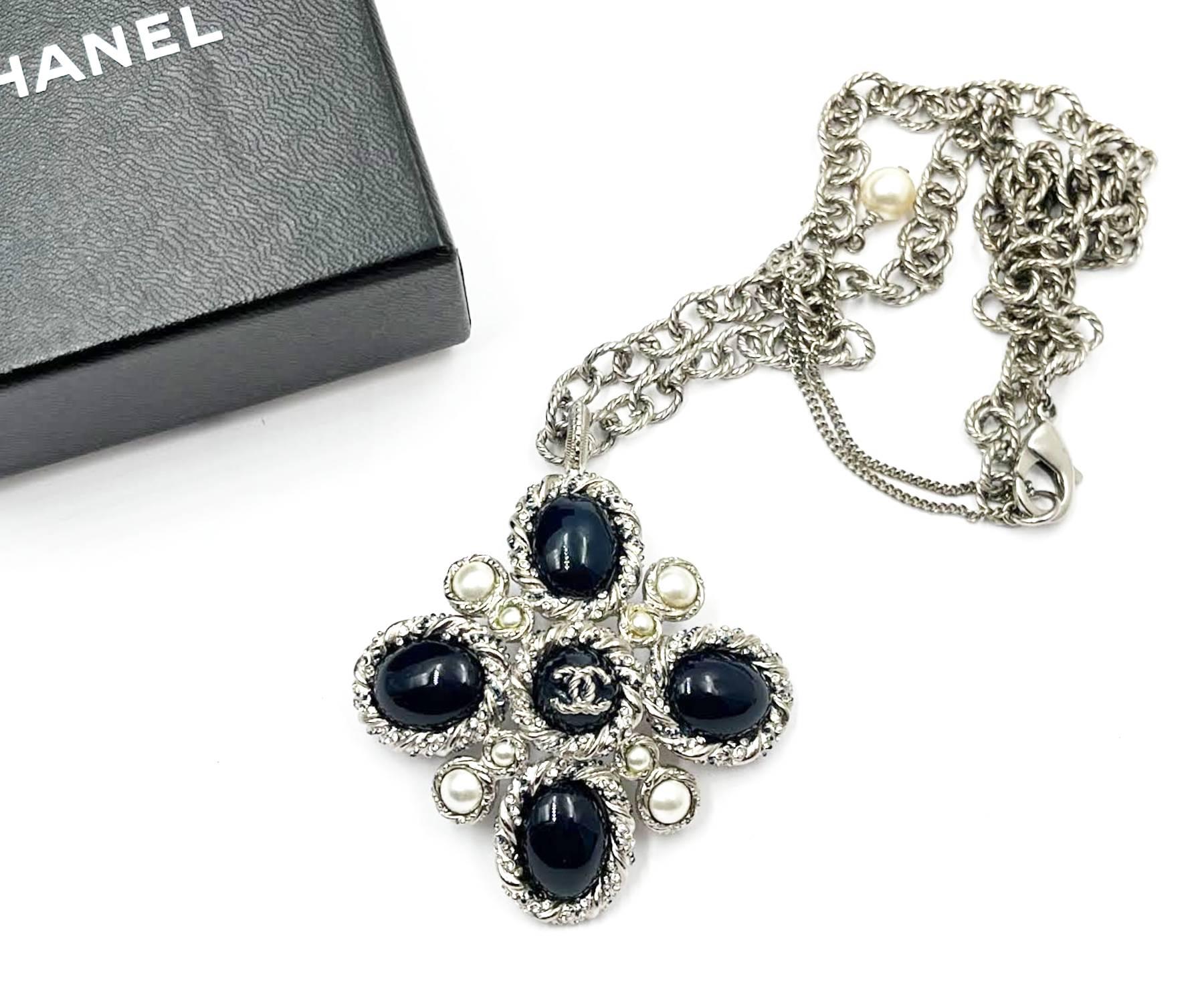 Chanel Silver Rope CC Navy Stone Cross Pendant Necklace

* Marked 13
* Made in Italy
* Comes with original box

-The pendant is approximately 2.5″ x 2.5″.
-The chain is approximately 23″.
-It is very classic.
-In a pristine condition.

AB5153-00405