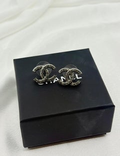 Orecchini a perno con logo CC di Chanel in argento e rutenio