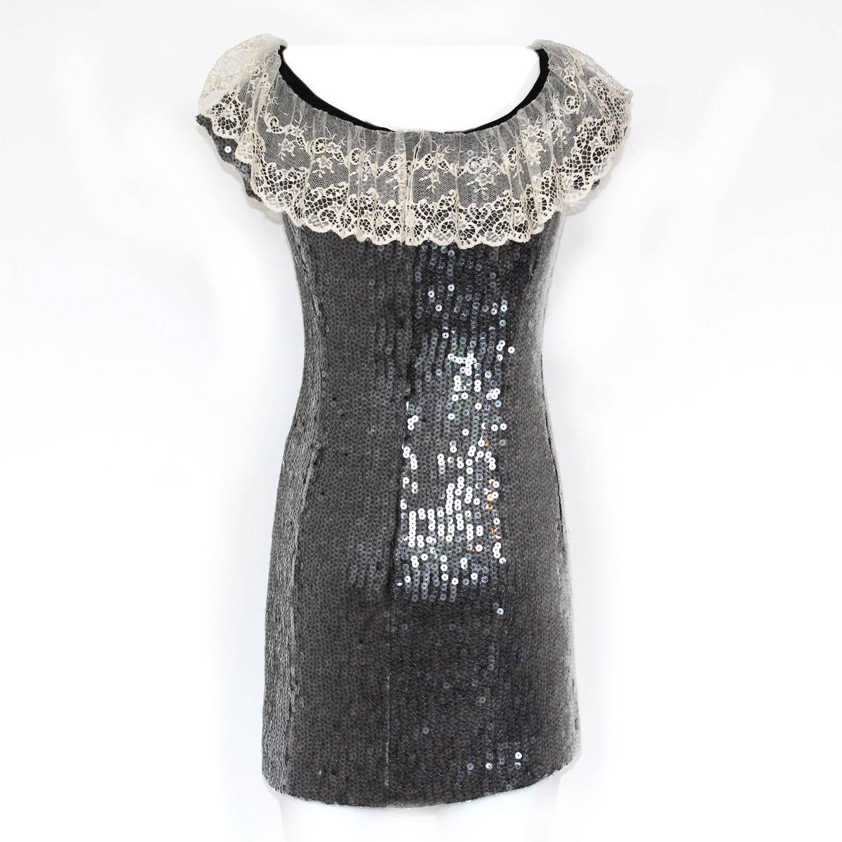 Fantastic Chanel dress
Polyester
Silk lining
Silver coloured sequins
White lace
Black bow
Sleeveless
Total lenght (shoulder/hem) cm 75 (29.5 inches)
French size 38 (italian 42)
Worldwide express shipping included in the price !