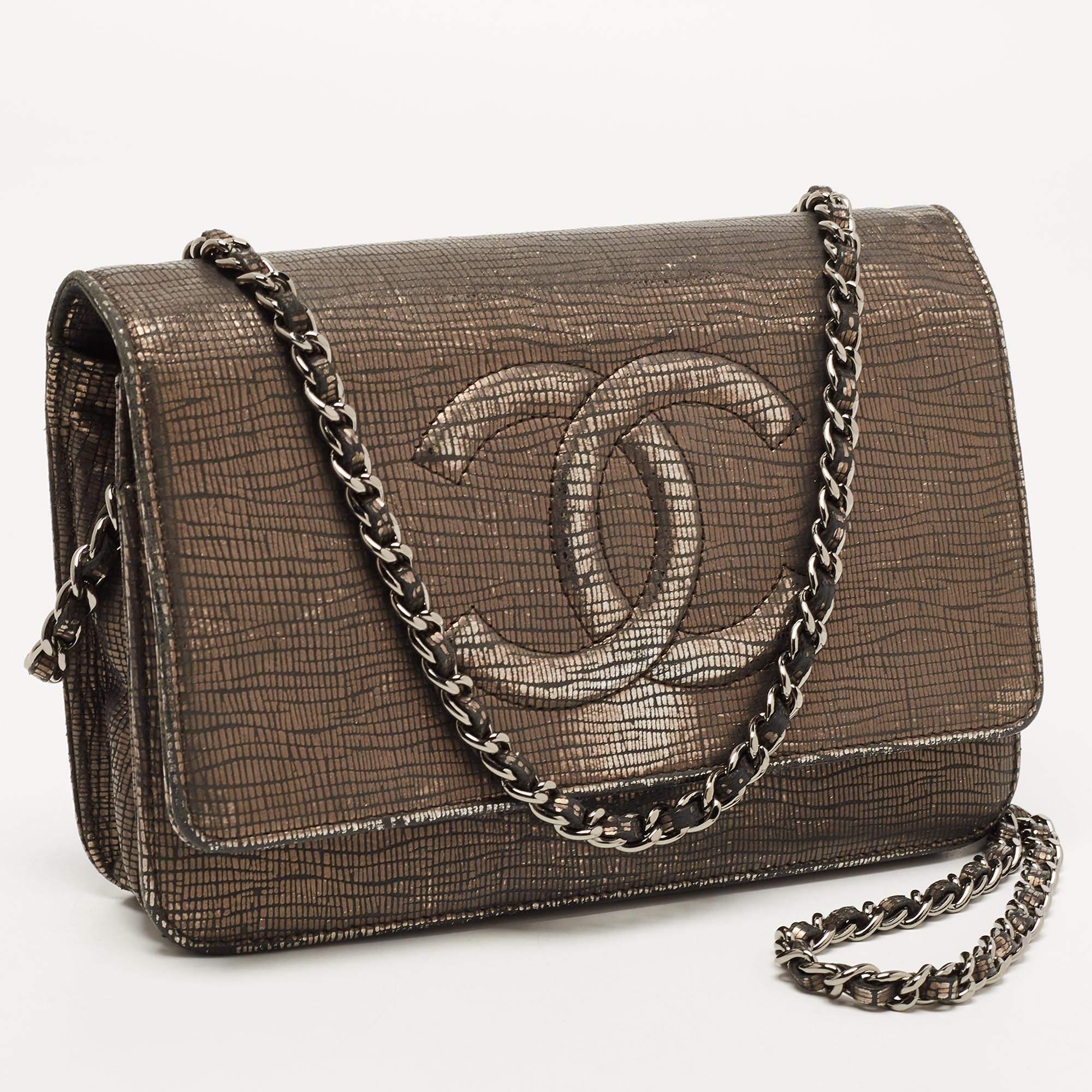 Chanel Silver Shimmer Suede CC Timeless Wallet on Chain In Good Condition In Dubai, Al Qouz 2