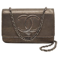 Chanel Silver Shimmer Suede CC Timeless Wallet on Chain (Portefeuille Timeless en daim avec chaîne)