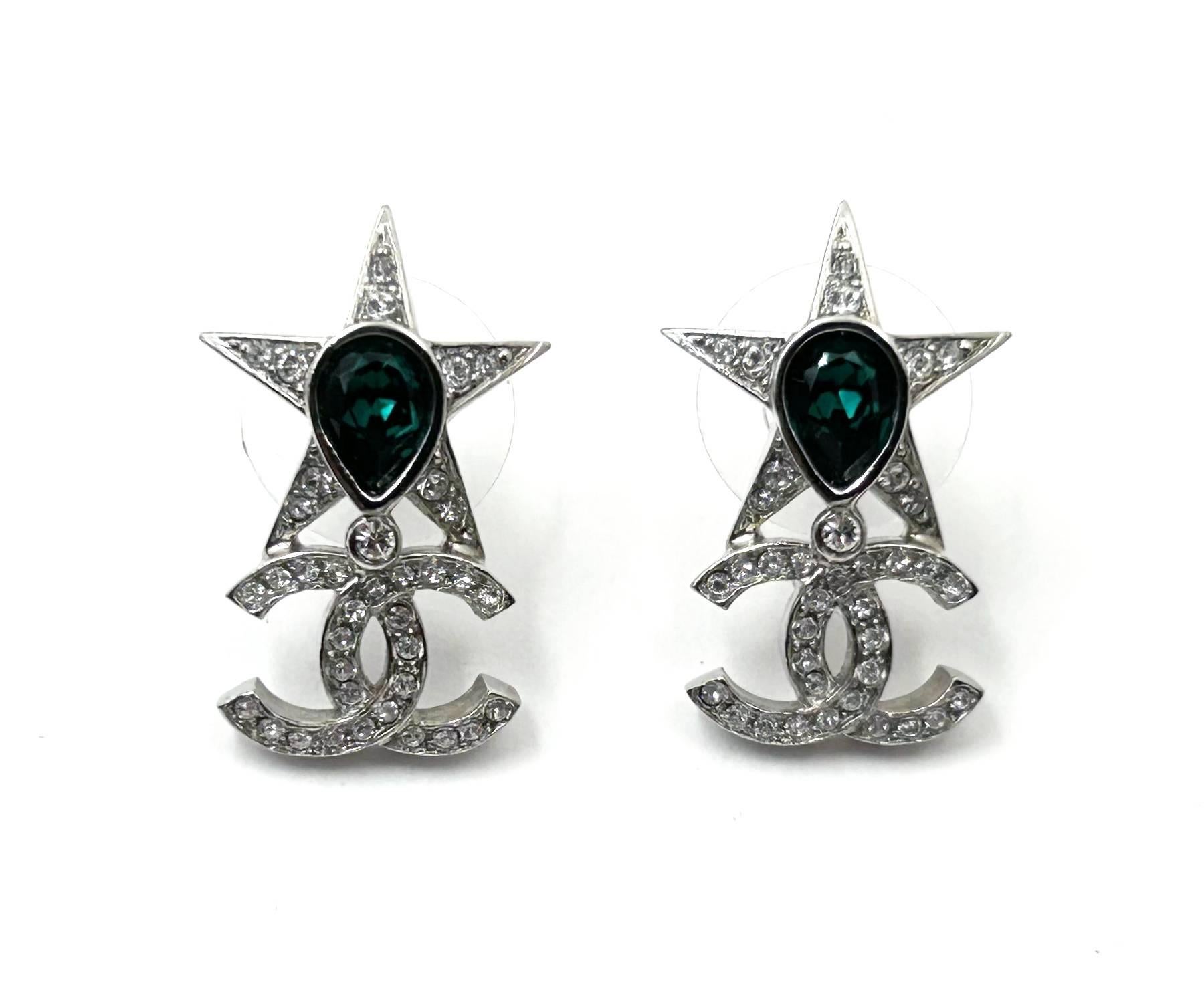 Boucles d'oreilles Piercing Chanel Silver Star Green Stone CC Crystal

*Marked 22
*Fabriqué en Italie
*Livré avec sa boîte d'origine,

-Il mesure environ 0,9″ x 0,55″.
-En parfait état.

DAB4253-08772D