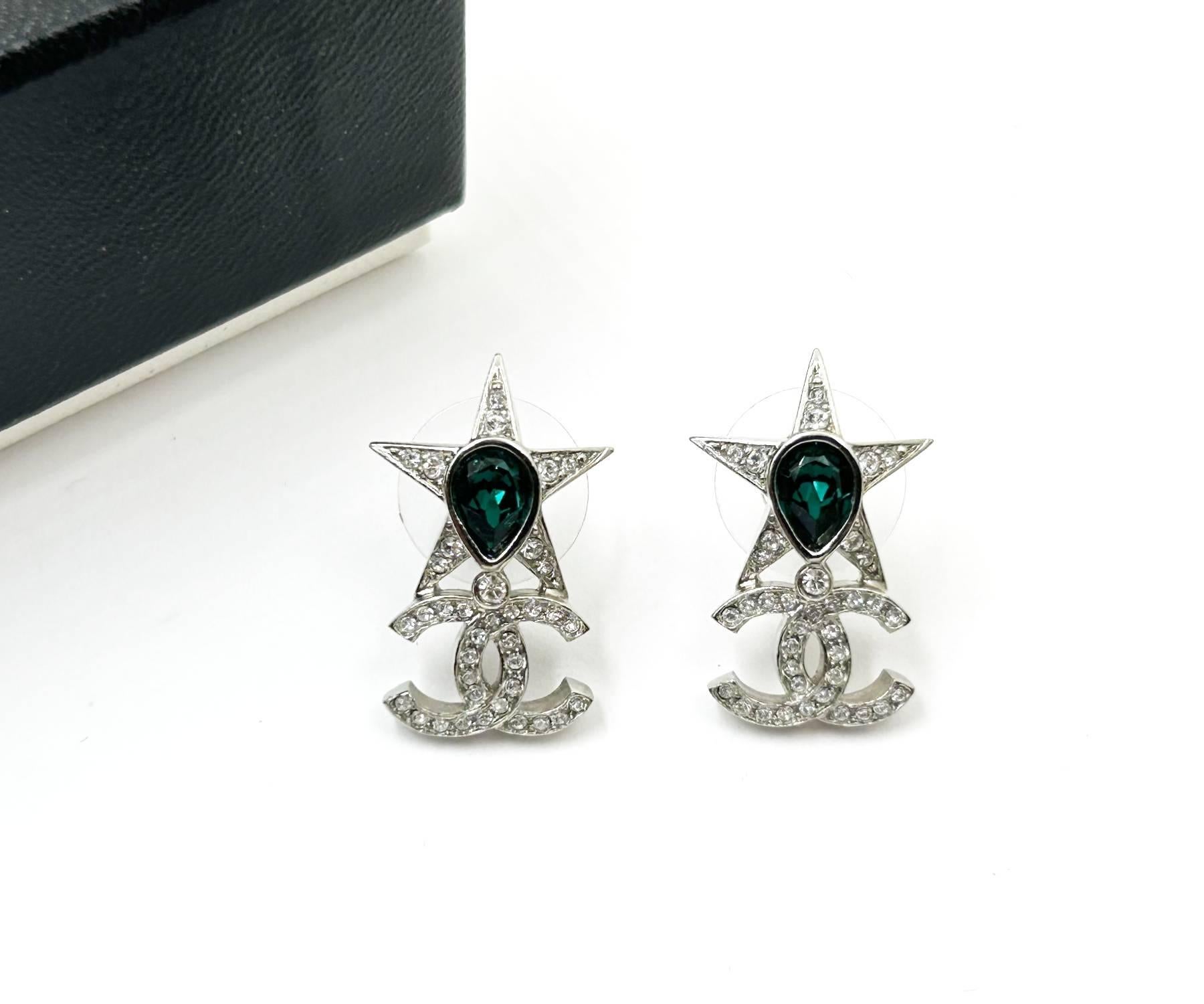 Boucles d'oreilles Piercing Chanel Silver Star Green Stone CC Crystal Excellent état - En vente à Pasadena, CA