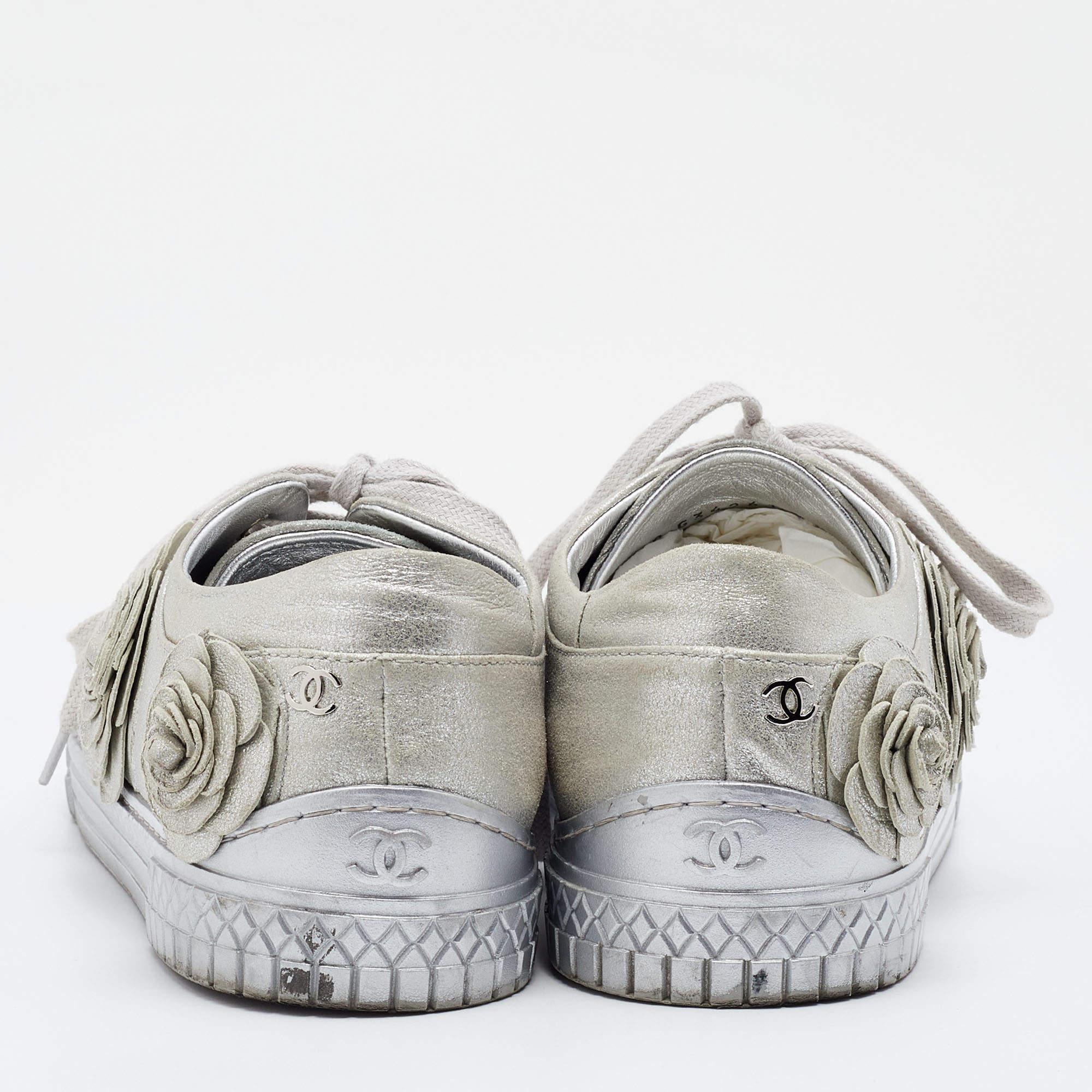 Chanel Silver Suede Camellia Low-Top Sneakers Size 37 In Good Condition In Dubai, Al Qouz 2