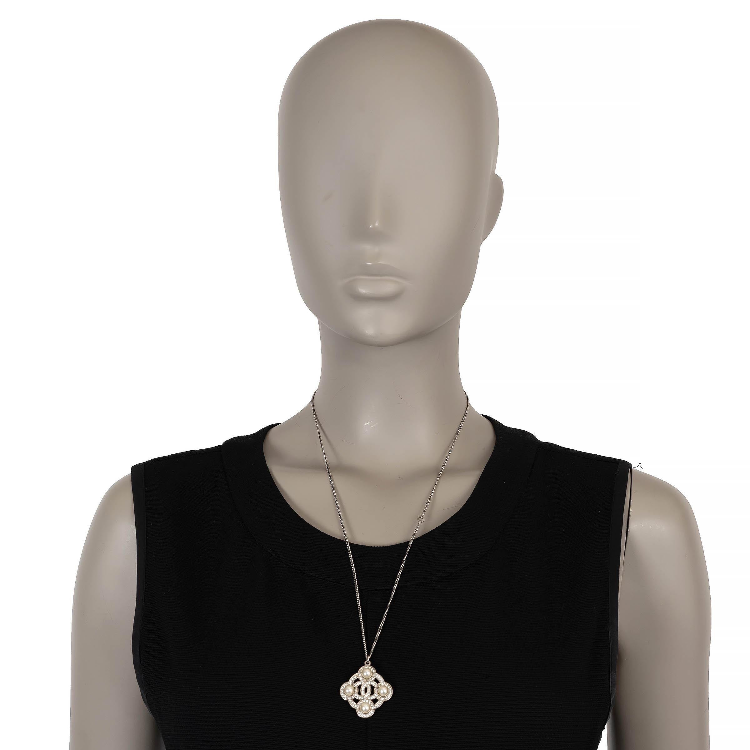 Chanel, collana con ciondolo in perle e cristalli 16B in tonalità argento In condizioni ottime in vendita a Zürich, CH