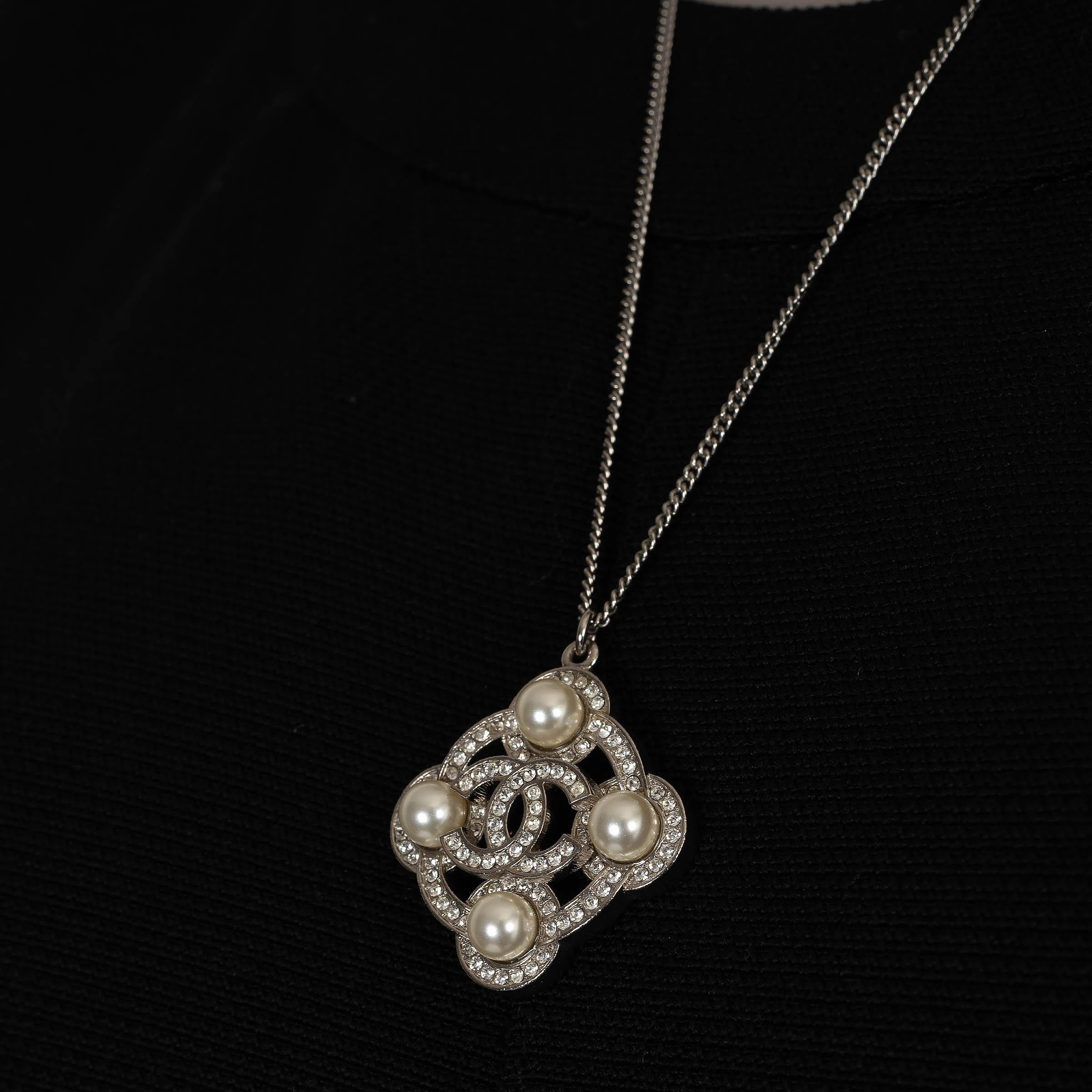 Donna Chanel, collana con ciondolo in perle e cristalli 16B in tonalità argento in vendita