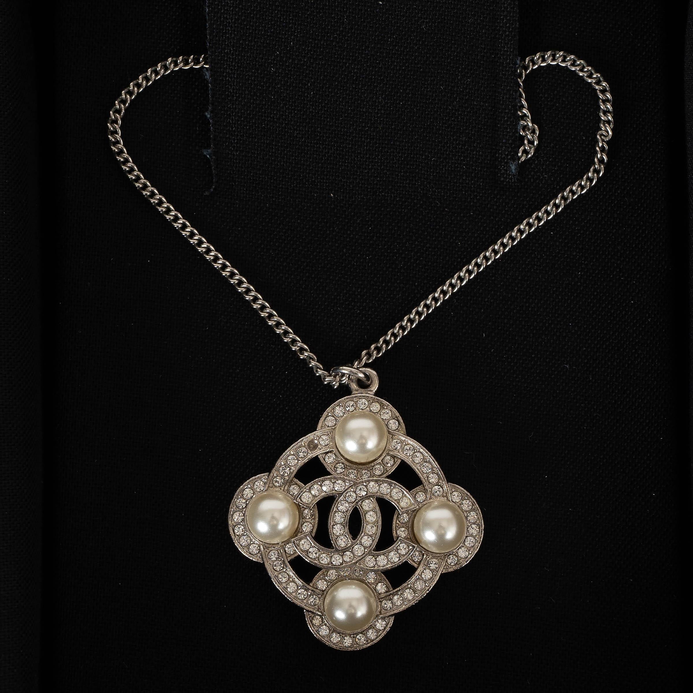 Chanel, collana con ciondolo in perle e cristalli 16B in tonalità argento in vendita 2