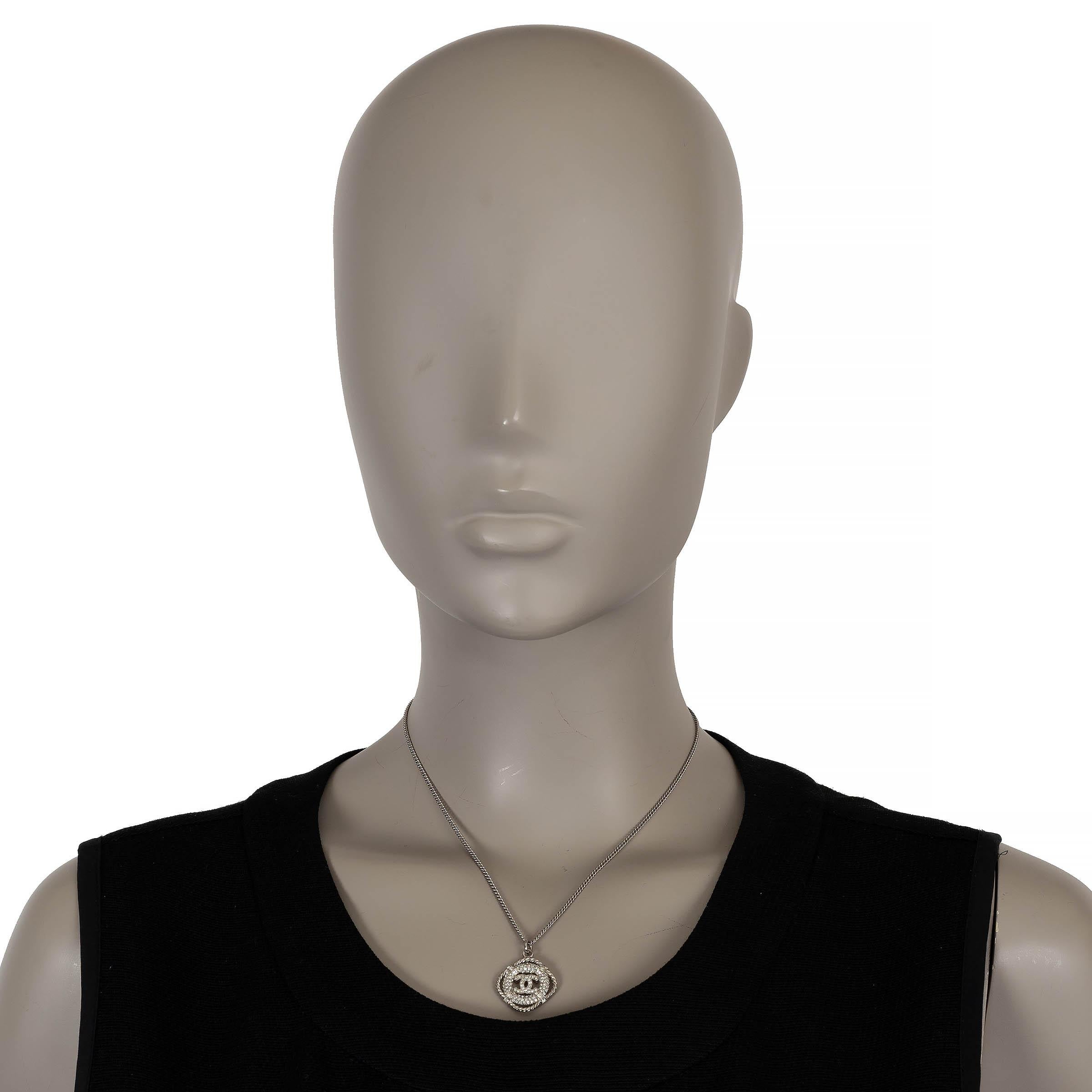 Chanel argento 19C LA PAUSA CRYSTAL LIFESAVER Collana con ciondolo In condizioni ottime in vendita a Zürich, CH