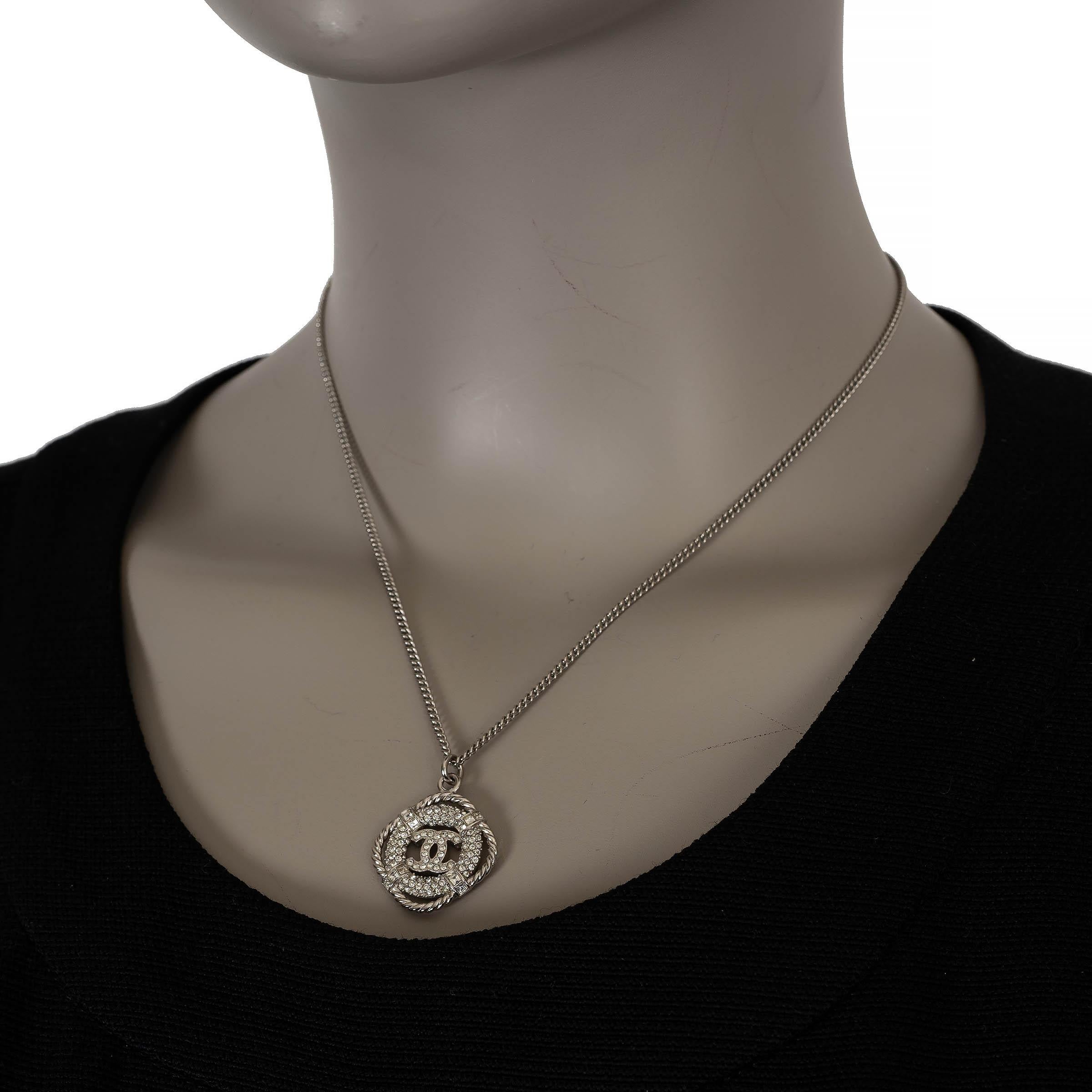 Donna Chanel argento 19C LA PAUSA CRYSTAL LIFESAVER Collana con ciondolo in vendita