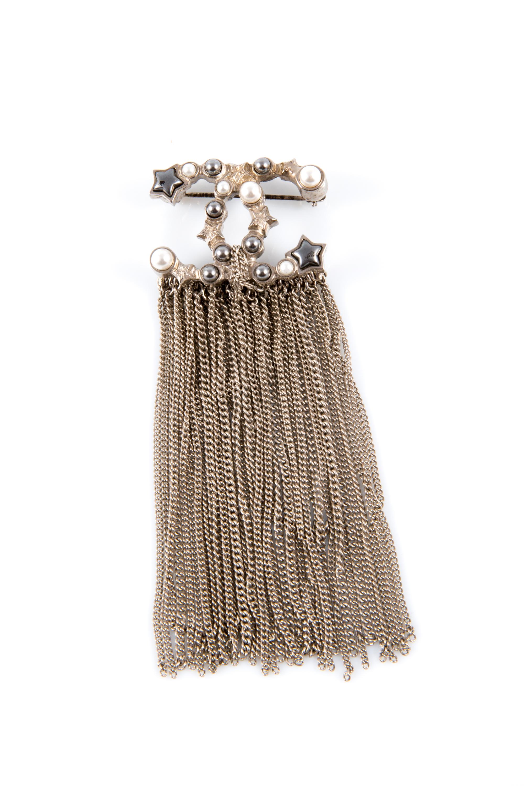 Chanel Große CC-Brosche mit silberfarbener Kette und einem großen, ineinandergreifenden 
