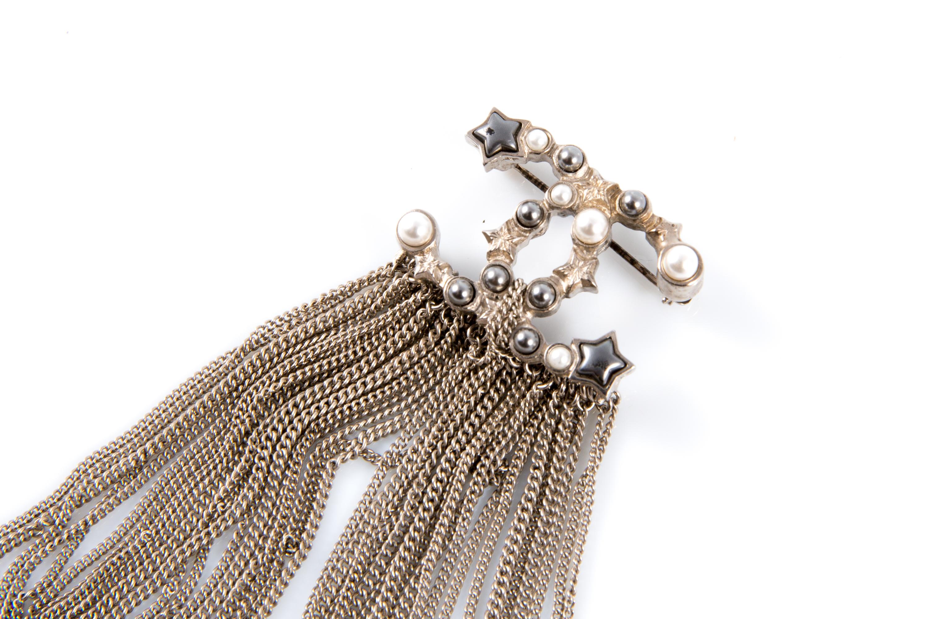 Chanel Silber Ton Kette Tropfen große CC Brosche Damen im Angebot