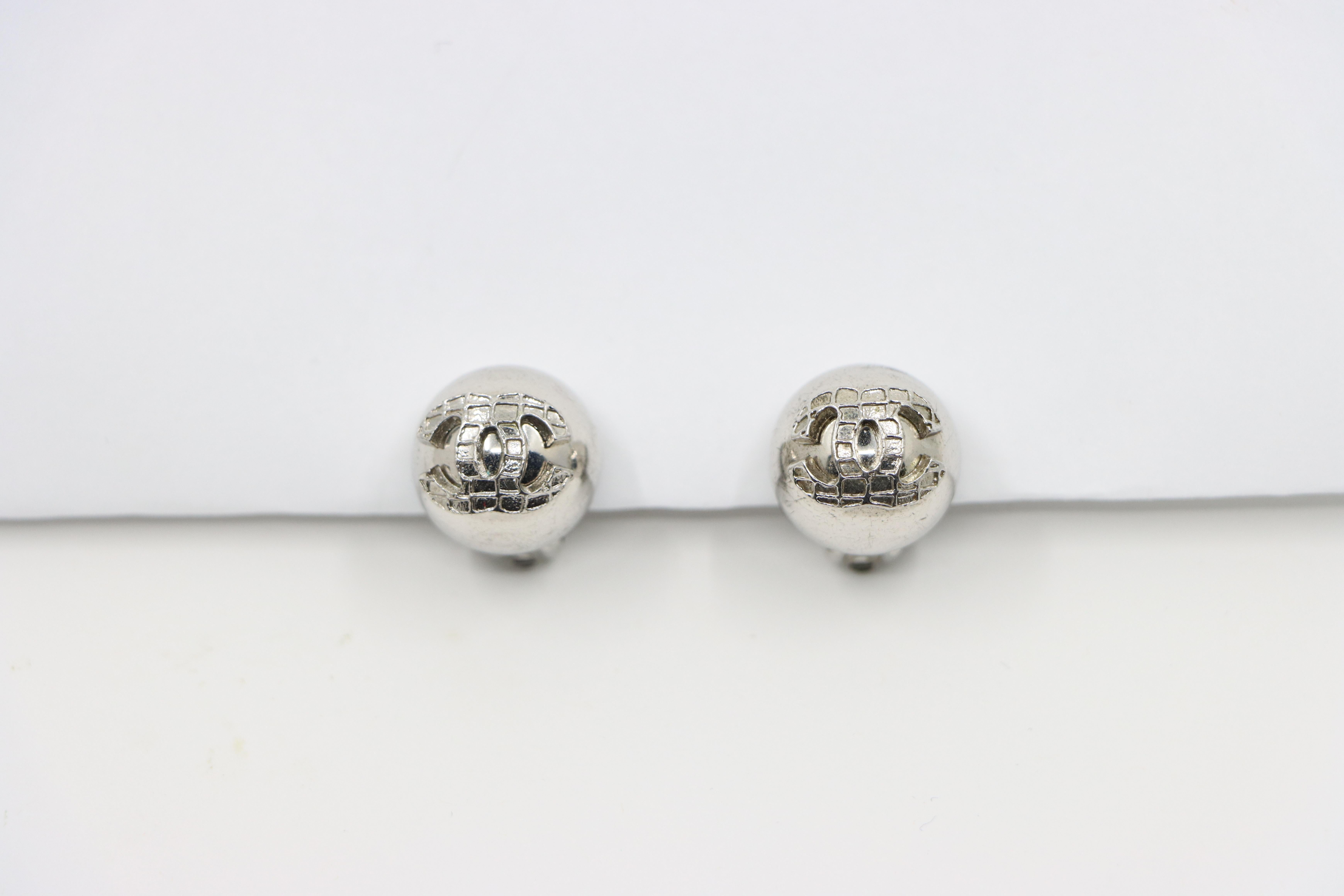 Chanel Silver Tone Double C Logo Round Earring For Sale 7