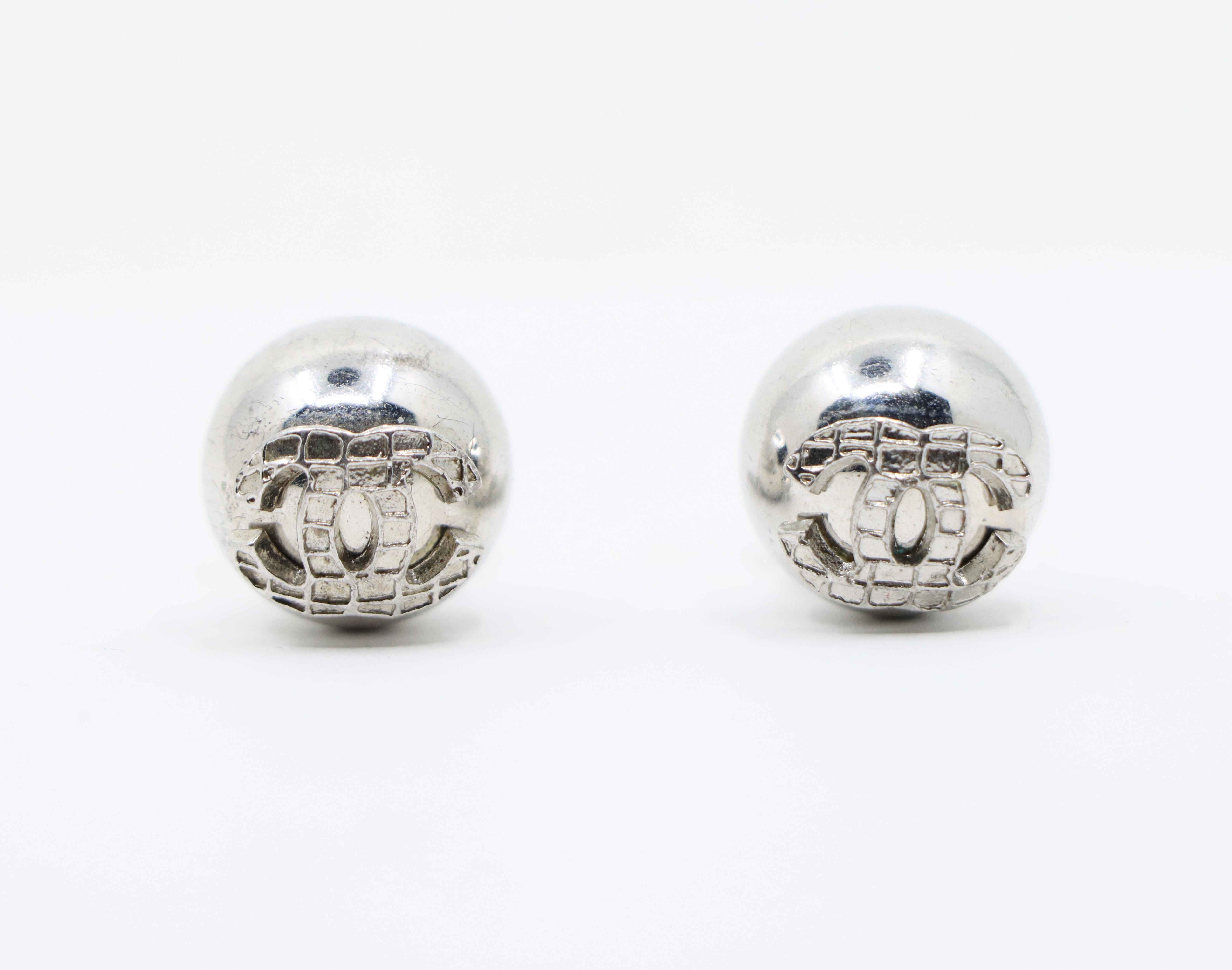 Women's or Men's Chanel Silver Tone Double C Logo Round Earring For Sale