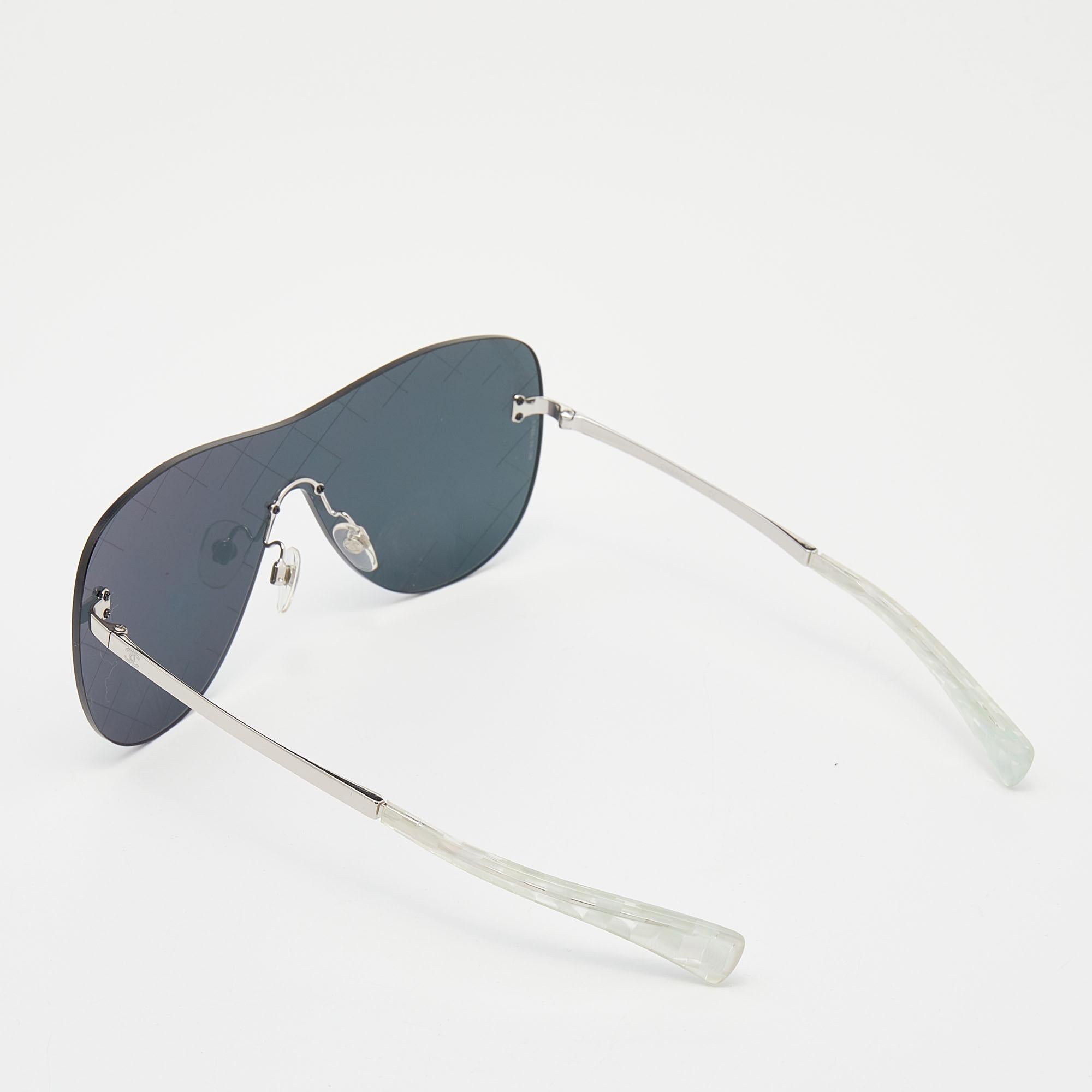 These chic sunglasses have exaggerated rimless mirror lenses with a quilting effect at the edge of the lens. The arms are made of silver-tone metal and feature a small etched CC logo at the hinge and clear patterned tips. These fabulous Chanel