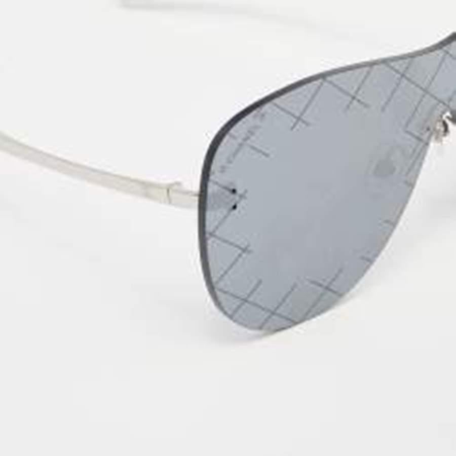 Chanel Silver Tone / Grey 71158 Mirror Quilted Rimless Shield Sunglasses In Good Condition In Dubai, Al Qouz 2