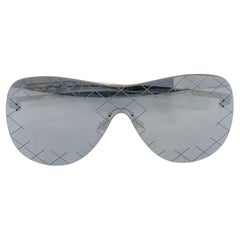 Chanel Silberfarbene / Graue 71158 Spiegel-Sonnenbrille mit gestepptem Rand und Schild