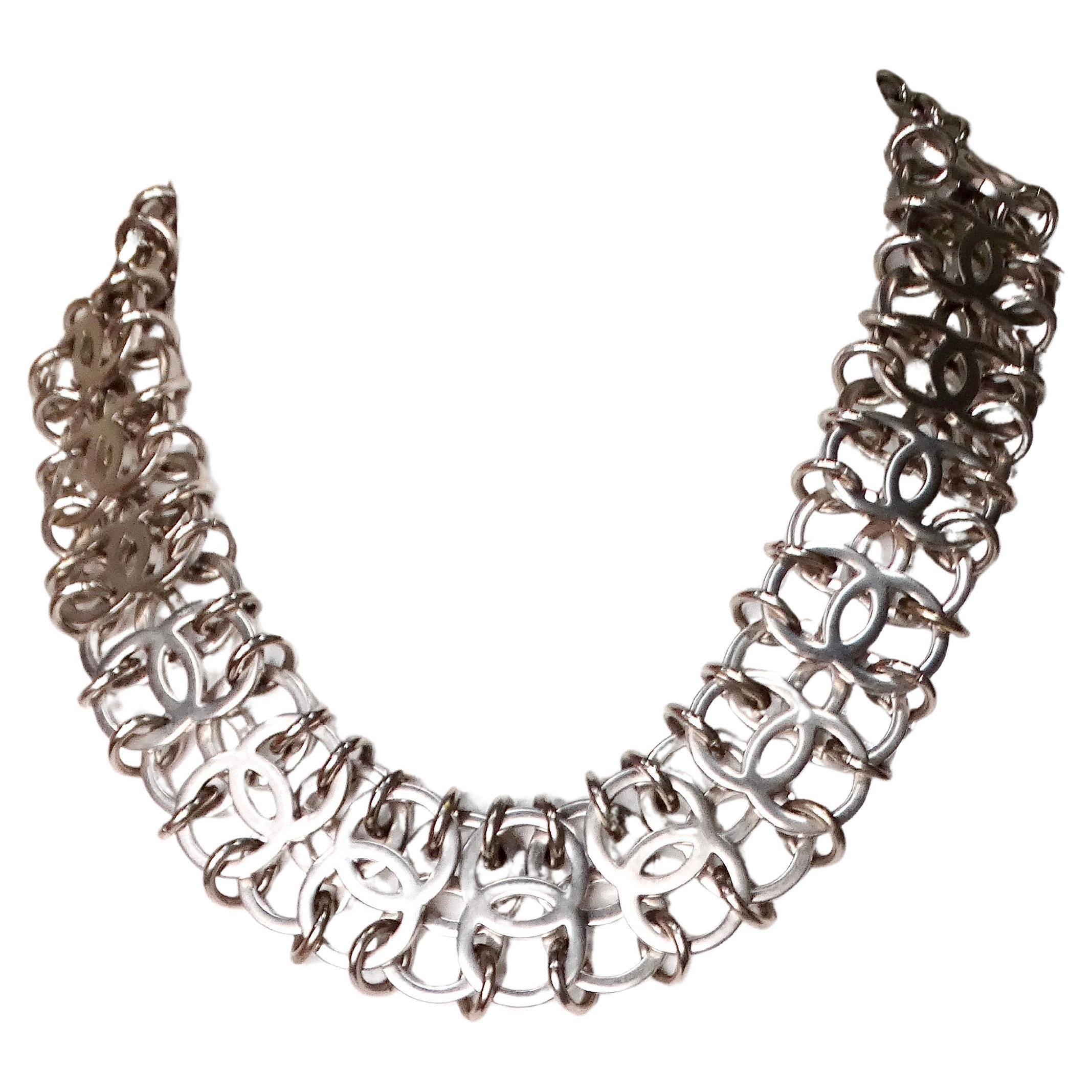 Die Chanel Silberfarbene, ineinandergreifende CC-Kette aus dem Jahr 2016 ist ein ikonisches Stück, das die zeitlose Eleganz und anspruchsvolle Handwerkskunst der Marke Chanel verkörpert. Diese Halskette aus silberfarbenem Metall ist mit