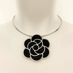 CHANEL Silberfarbene Metall-Halskette mit Kamelie und schwarzer Emaille