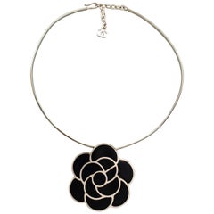 CHANEL Silberfarbene Metall-Halskette mit Kamelie und schwarzer Emaille