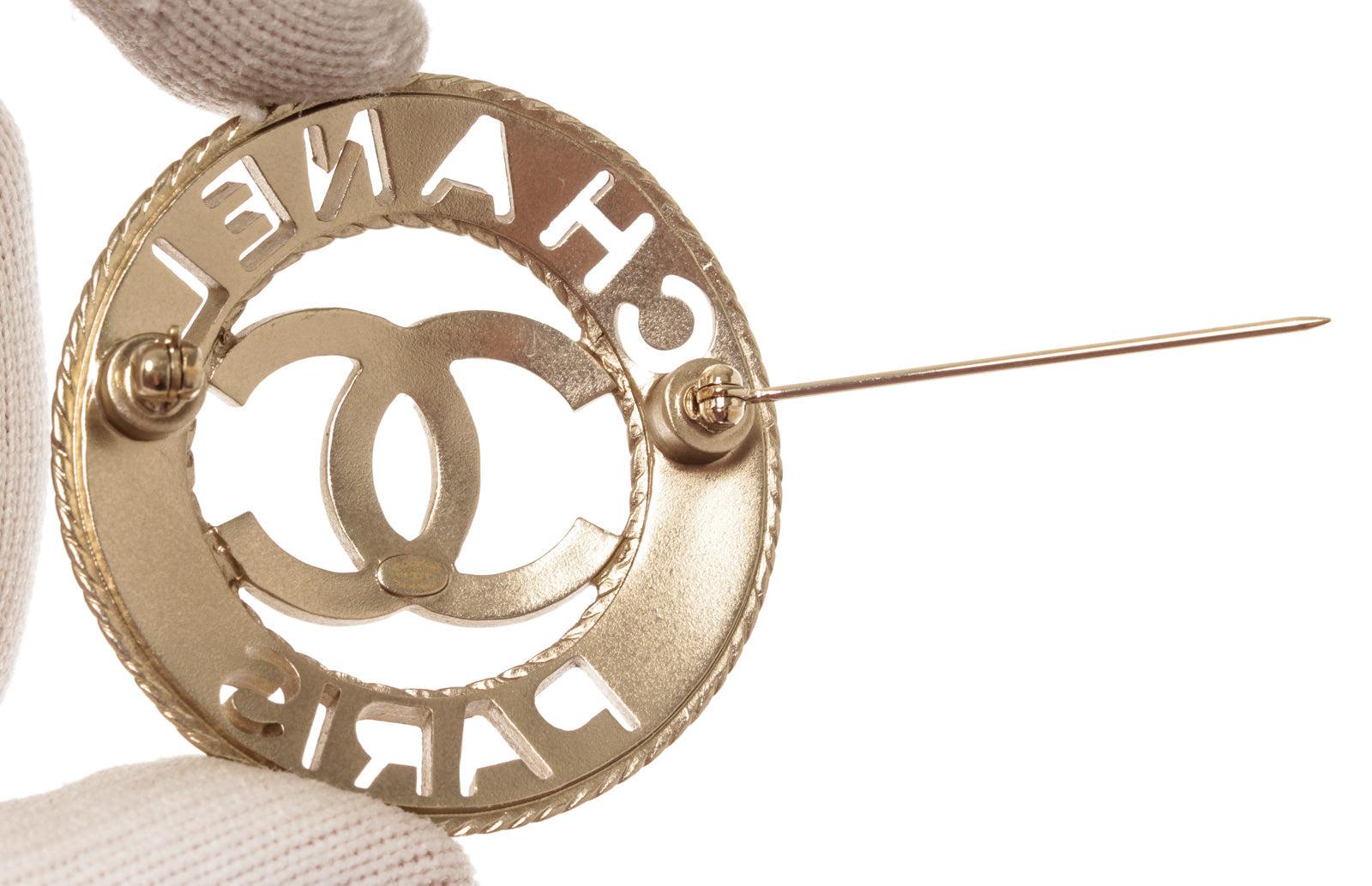 Moderne Broche ronde en métal argenté CC Paris de Chanel en vente