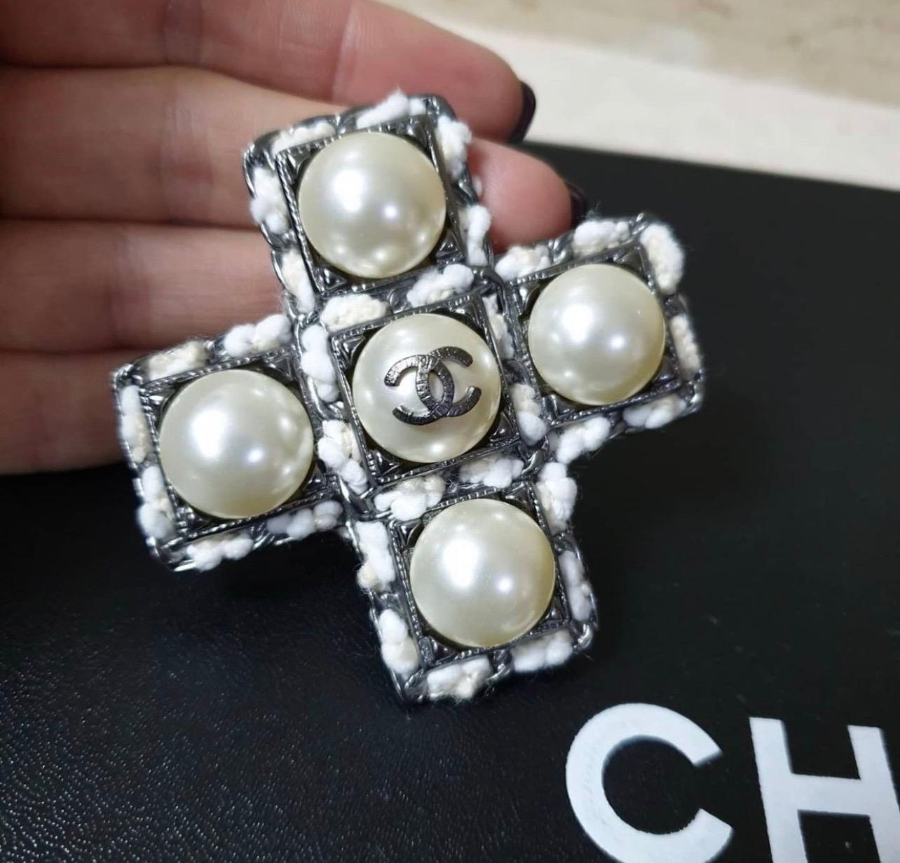 Women's Chanel Silver Tone Metal & Faux Pearl 'CC' Cross Brooch