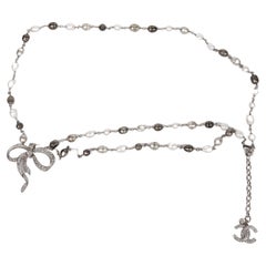 Cintura a catena con fiocco di Chanel in metallo color argento con finte perle e cristalli