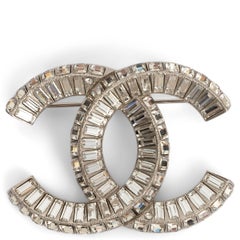 CHANEL silver-tone REV CC CRYSTAL XL Brooch