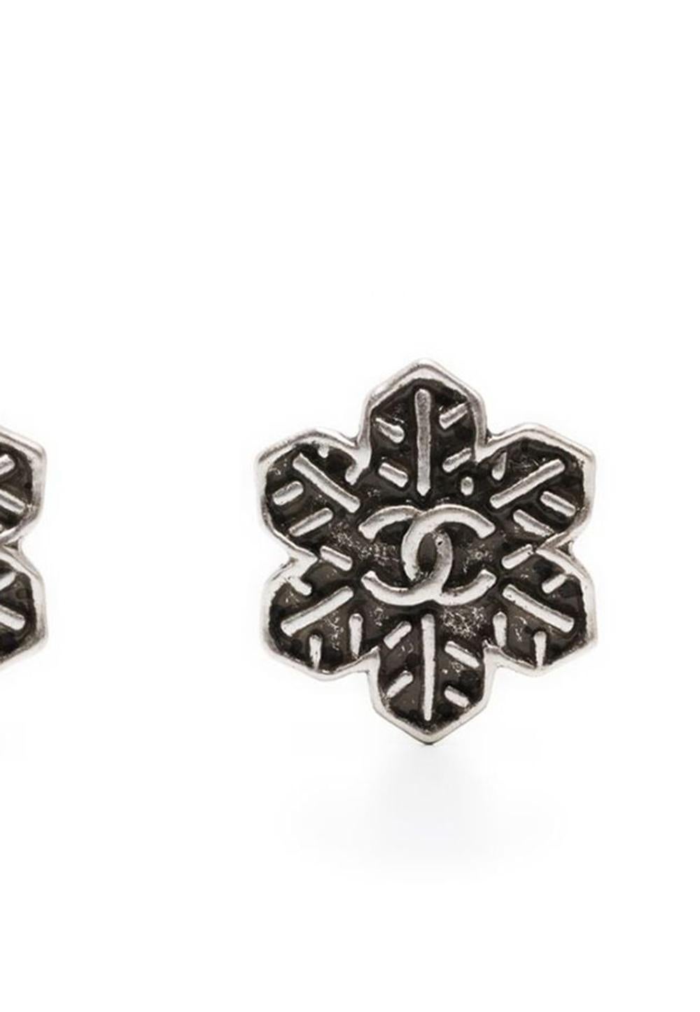  Chanel Silberfarbene Schneeflocken-Ohrringe im Angebot 1