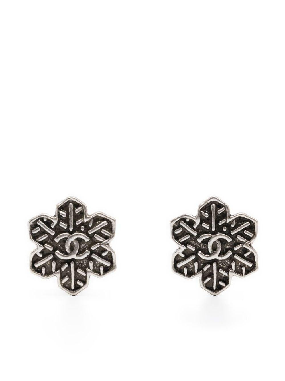  Chanel Silberfarbene Schneeflocken-Ohrringe im Angebot 2