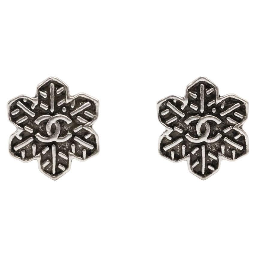  Chanel Silberfarbene Schneeflocken-Ohrringe im Angebot