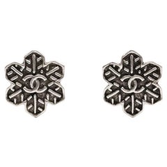  Chanel Silberfarbene Schneeflocken-Ohrringe