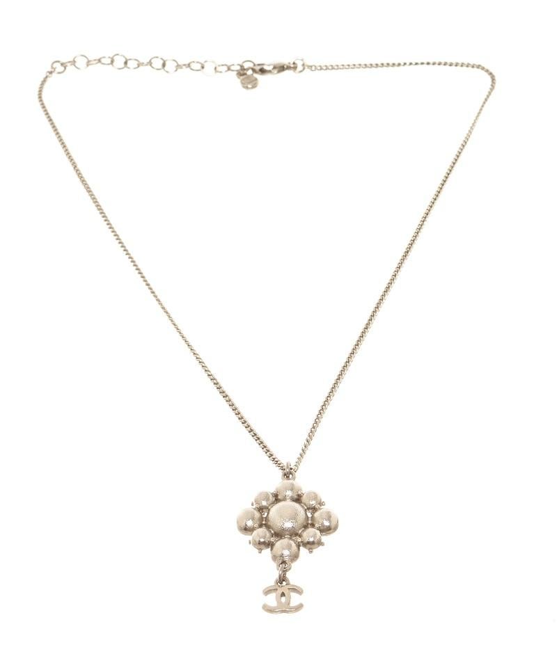 Chanel silver-toned CC flower drop necklace with silver-toned chain, lobster claw closure with multiple length options, and flower-shaped rhinestone pendant with a CC logo on the bottom.


770256MSC