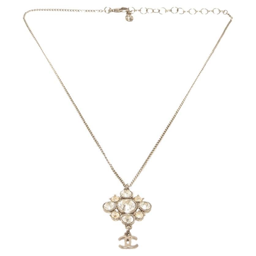 Chanel Silberfarbene CC-Blumen-Tropfen-Halskette