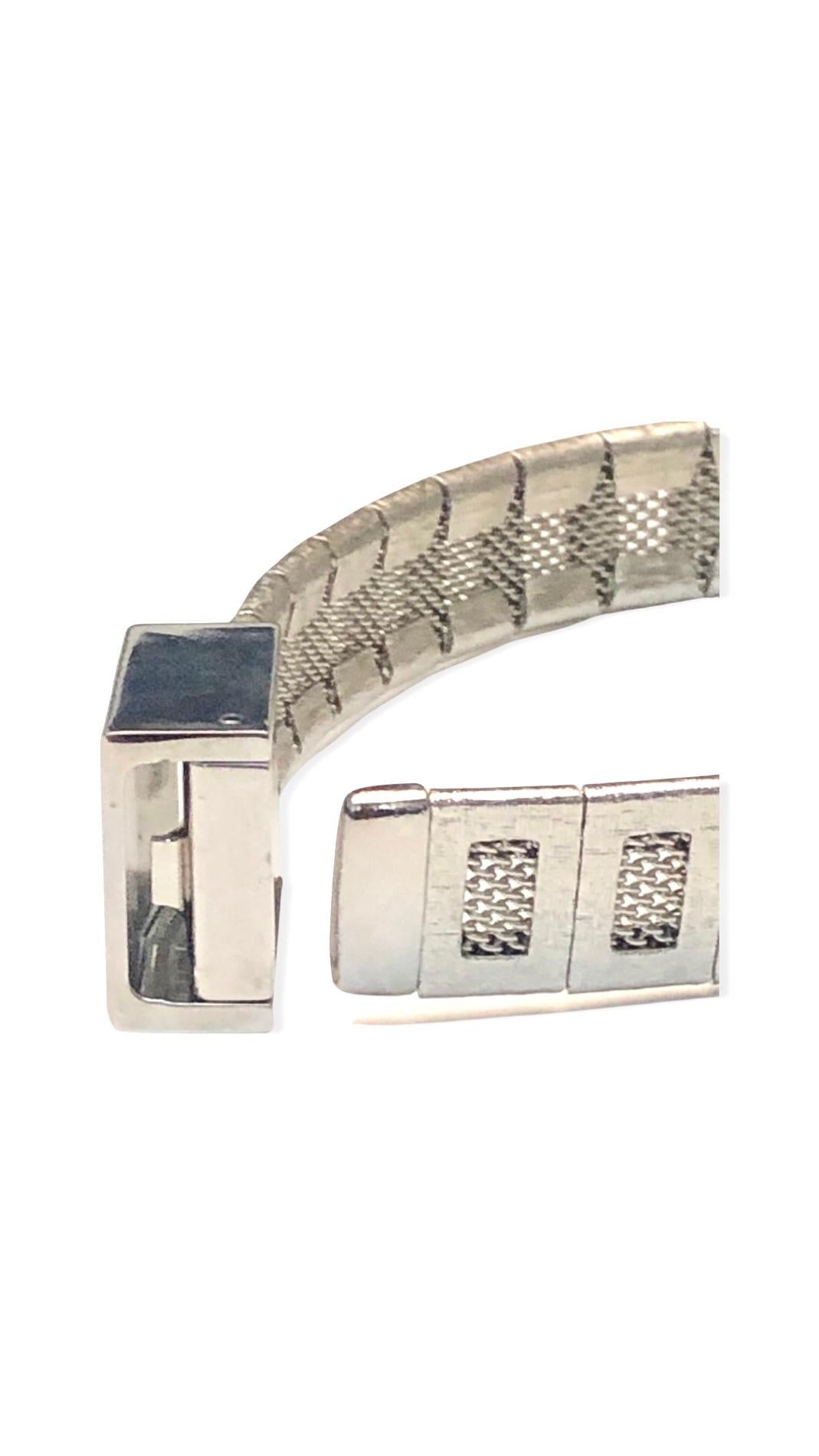 - Bracelet vintage Chanel en métal argenté de la collection 1998. 

- Taille : 22cm de longueur. 1,5 cm de largeur. 

