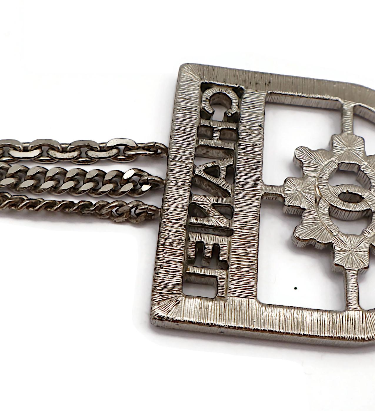 Chanel - Collana con medaglione a più catene CC Crest Shield in tonalità argento in vendita 13