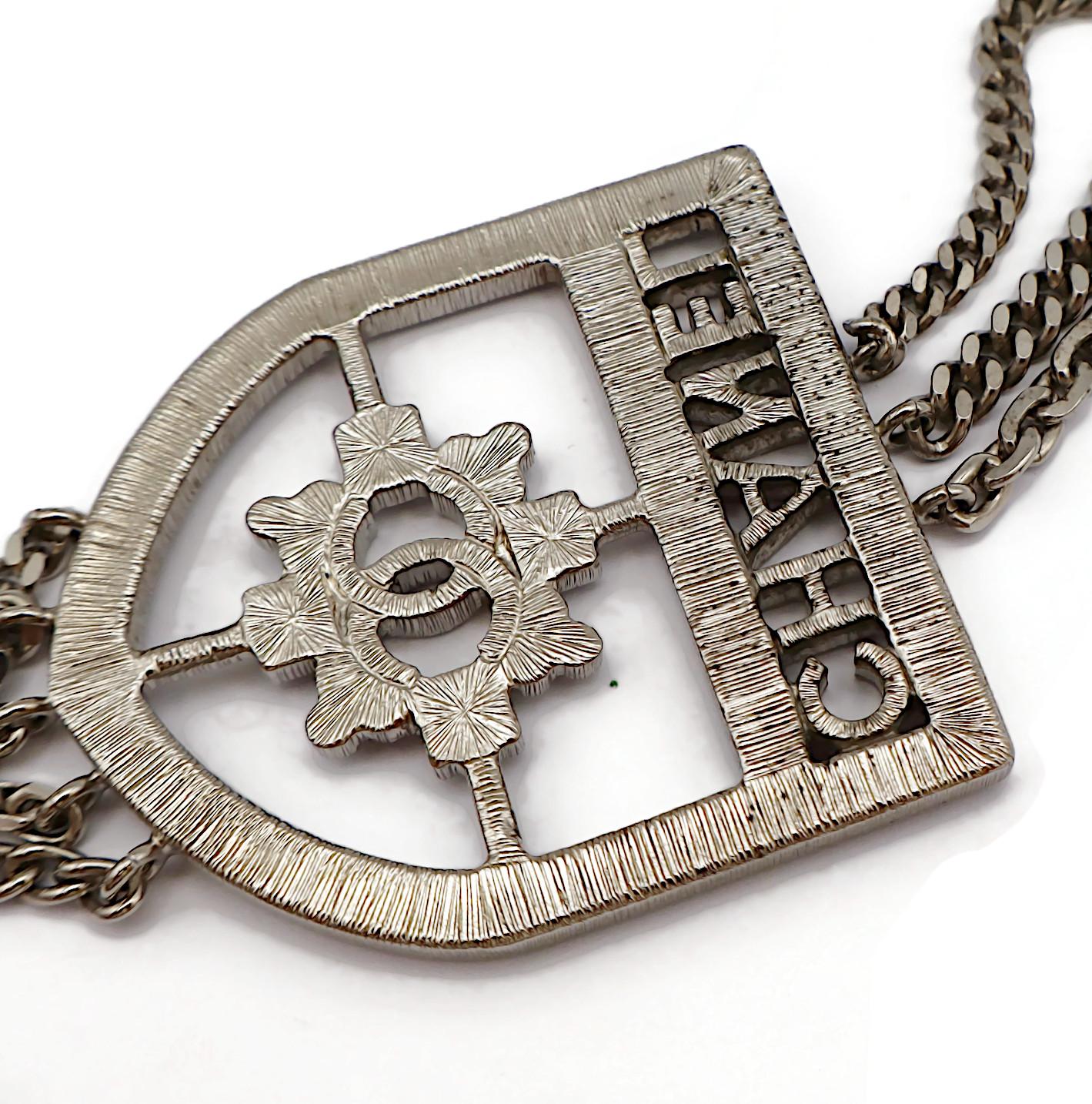 Chanel - Collana con medaglione a più catene CC Crest Shield in tonalità argento in vendita 14