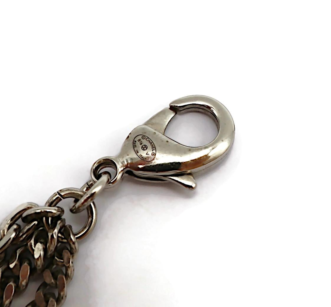 Chanel - Collana con medaglione a più catene CC Crest Shield in tonalità argento in vendita 15