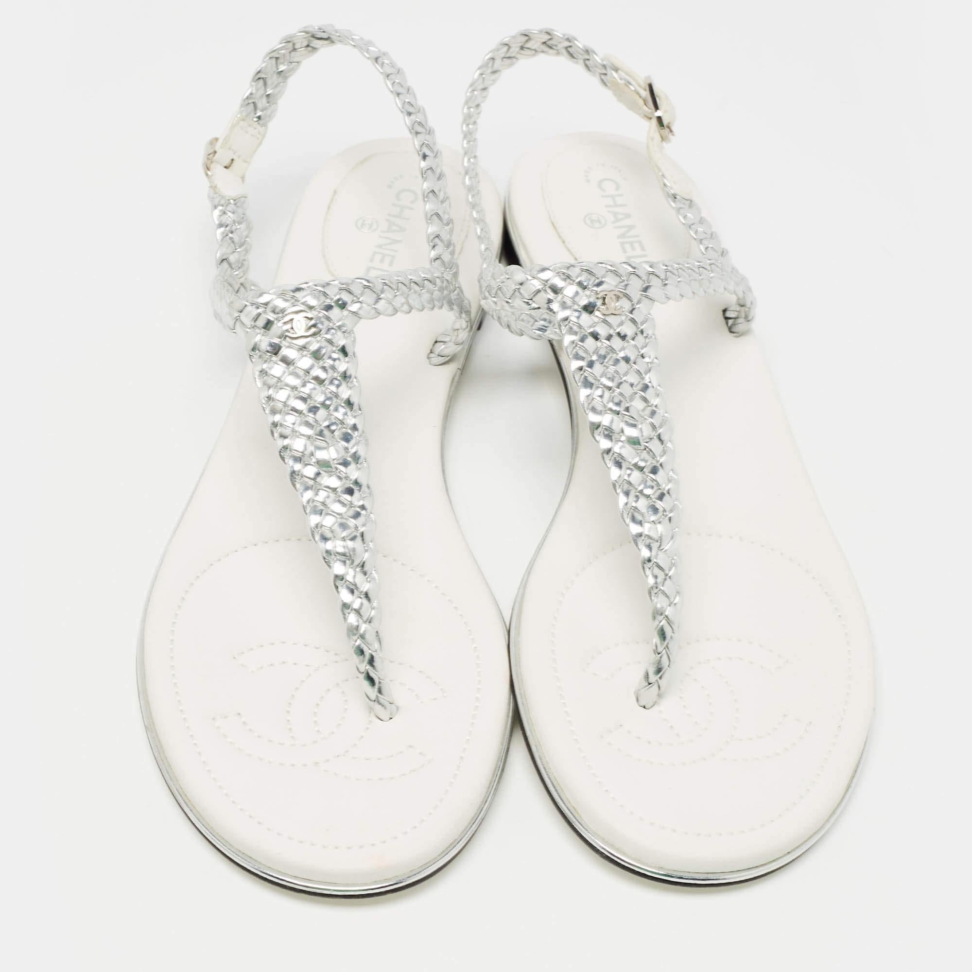Chanel Silver Twisted Leather Slingback Flat Sandals Size 40.5 In Excellent Condition In Dubai, Al Qouz 2