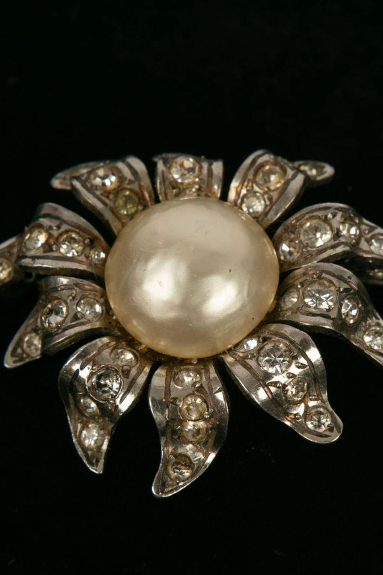 Chanel Silvered Metal Flower Brooch Paved with Rhinestones In Good Condition For Sale In SAINT-OUEN-SUR-SEINE, FR