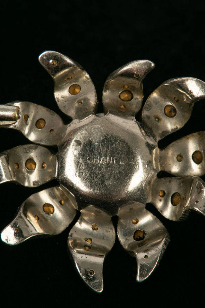 Chanel Silvered Metal Flower Brooch Paved with Rhinestones For Sale 1