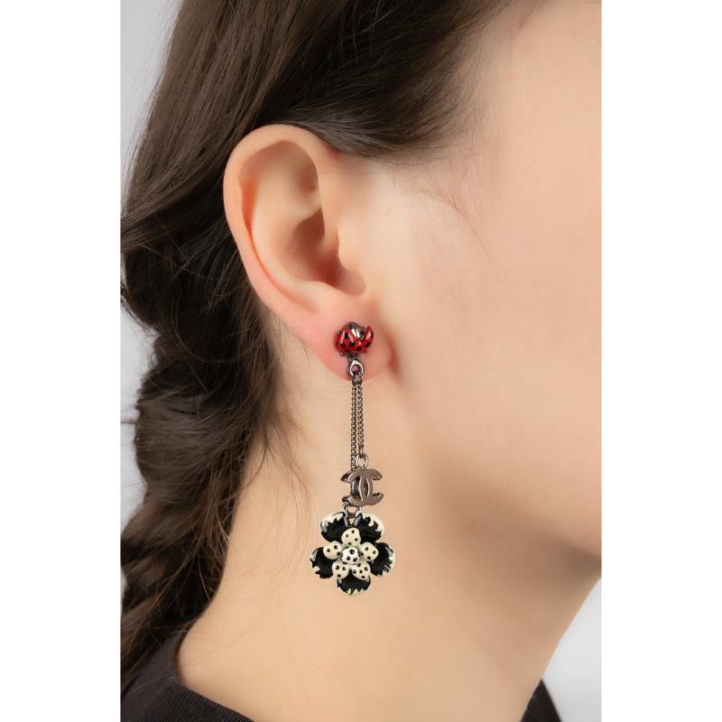 Chanel  - (made in France) Silvery metal earrings decorated with a lady bug tied up with a camellia and a cc logo. 2008 Spring-Summer Collection under the artistic direction of Karl Lagerfeld.

Additional information:
Condition: Very good