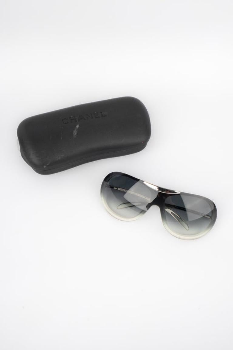 Chanel - (Made in Italy) Lunettes en métal argenté avec verres teintés.

Informations complémentaires :
Condit : Bon état
Dimensions : Longueur : 15 cm

Référence du vendeur : ACC159