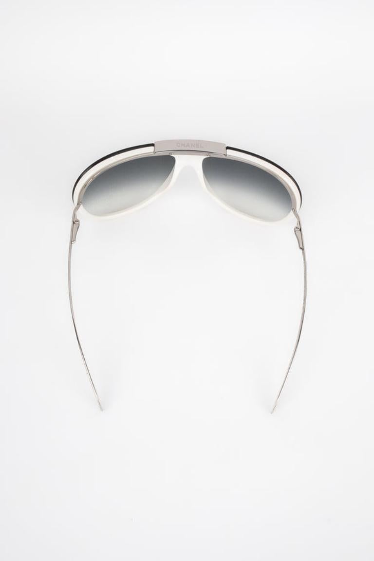 Gris Lunettes de soleil aviateur en métal argenté de Chanel en vente