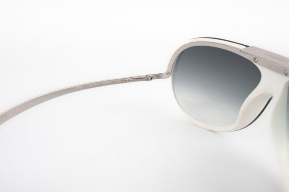 Lunettes de soleil aviateur en métal argenté de Chanel Bon état - En vente à SAINT-OUEN-SUR-SEINE, FR