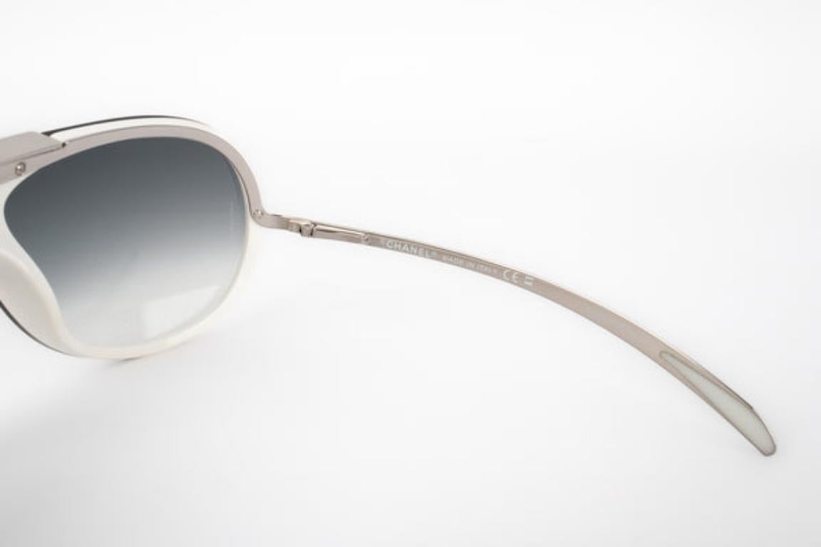 Lunettes de soleil aviateur en métal argenté de Chanel Pour femmes en vente